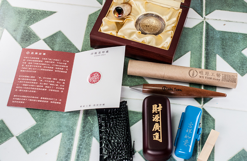 給寶貝最重要的紀念禮物,選擇台南唯原工藝肚臍章、胎毛筆,提供最多的材質、完善的服務。純天赤牛角【金沙黃】肚臍章 單章/雙章組合,買肚臍張就來唯原工藝! 給寶貝最重要的紀念禮物,選擇台南唯原工藝肚臍章、胎毛筆,提供最多的材質、完善的服務。純天赤牛角【金沙黃】肚臍章 單章/雙章組合,買肚臍張就來唯原工藝!