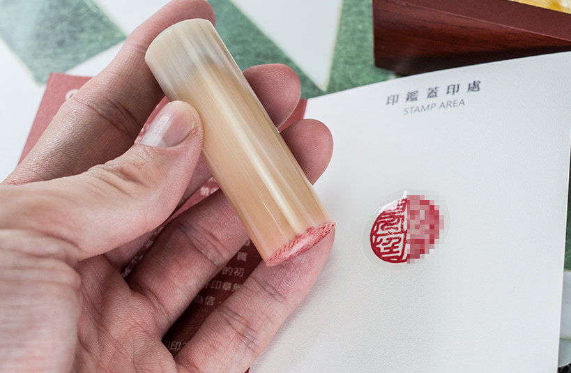給寶貝最重要的紀念禮物,選擇台南唯原工藝肚臍章、胎毛筆,提供最多的材質、完善的服務。純天赤牛角【金沙黃】肚臍章 單章/雙章組合,買肚臍張就來唯原工藝! 給寶貝最重要的紀念禮物,選擇台南唯原工藝肚臍章、胎毛筆,提供最多的材質、完善的服務。純天赤牛角【金沙黃】肚臍章 單章/雙章組合,買肚臍張就來唯原工藝!